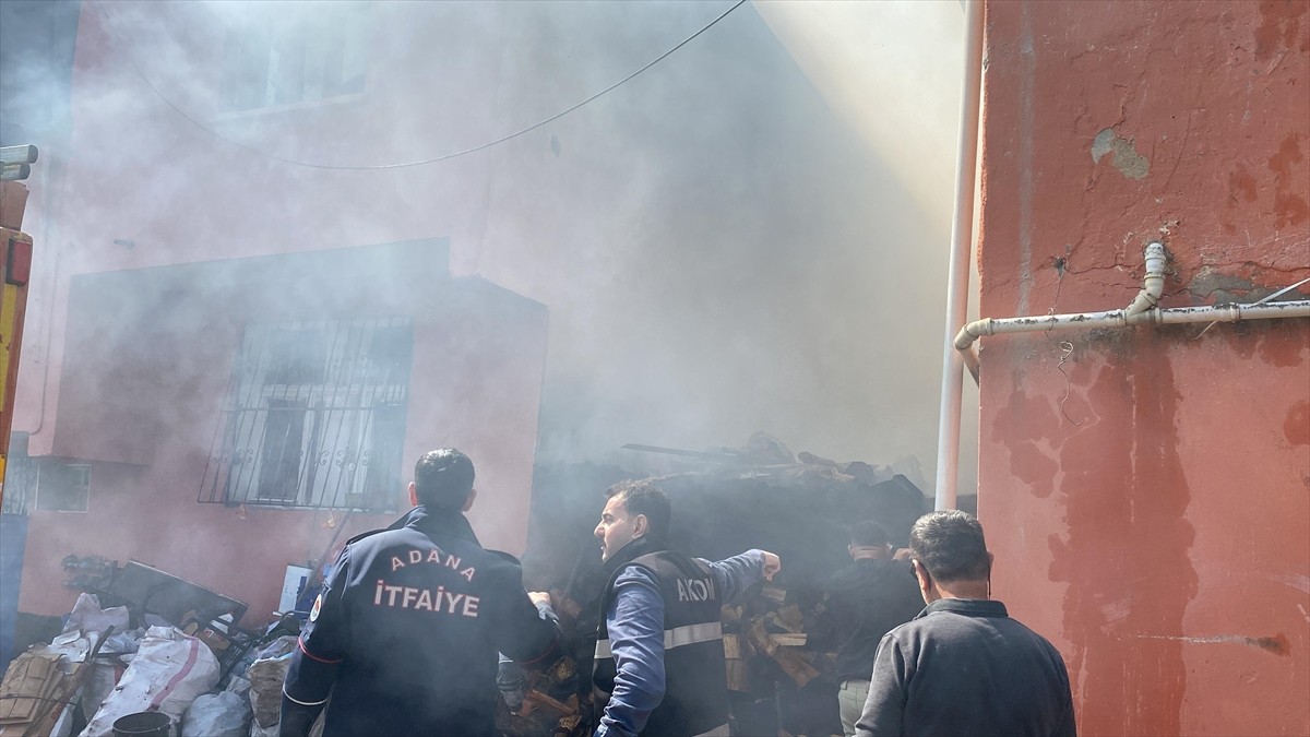 Adana'nın Kozan ilçesinde çıkan yangında 2 ev kullanılamaz hale geldi.