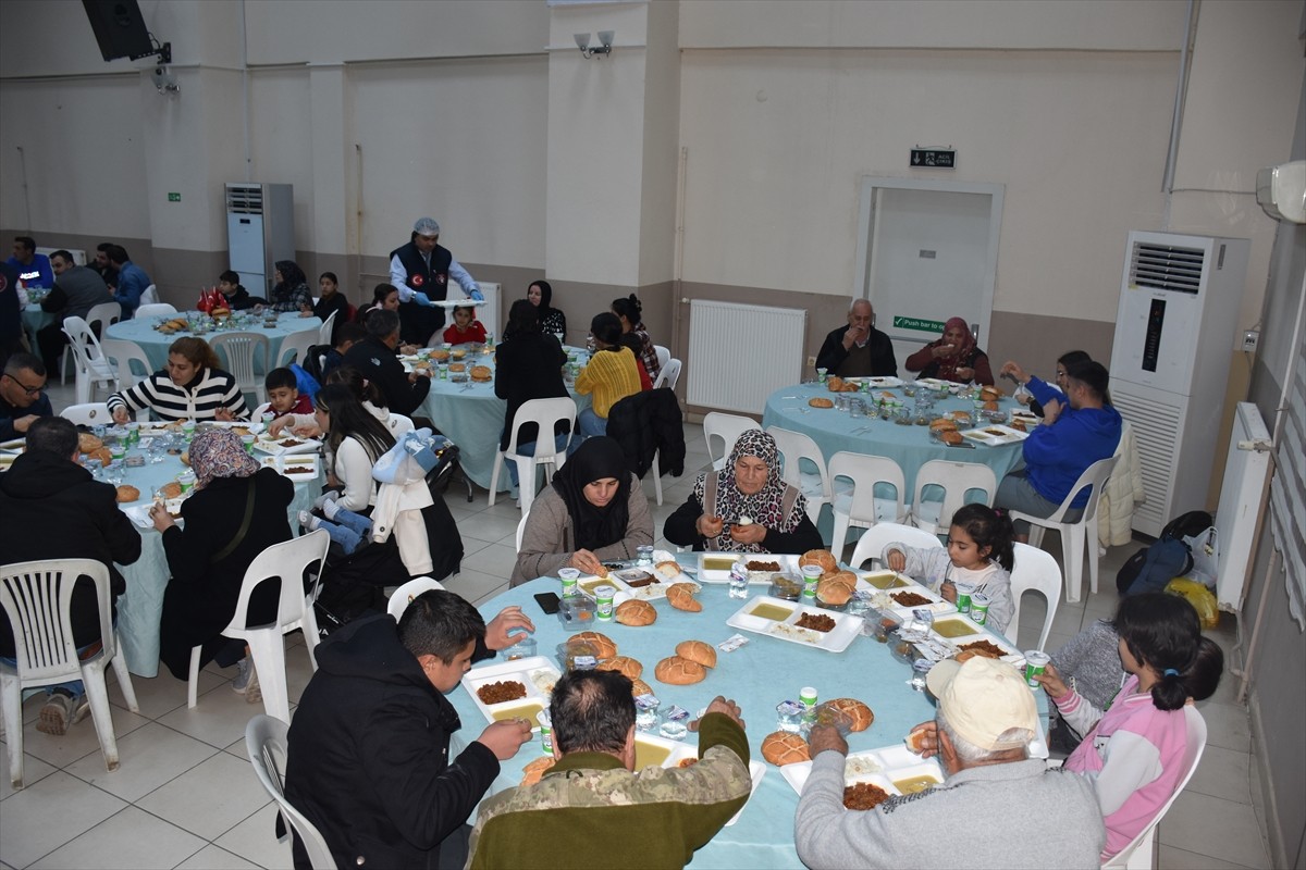 Adana'nın merkez Yüreğir ilçesinde Vakıflar Bölge Müdürlüğünce "Sofralarımıza Bereket...