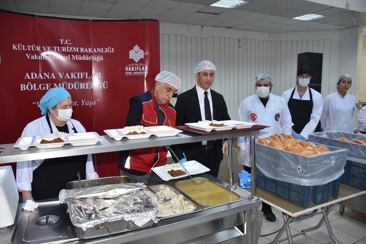 Adana'nın merkez Yüreğir ilçesinde Vakıflar Bölge Müdürlüğünce "Sofralarımıza Bereket...
