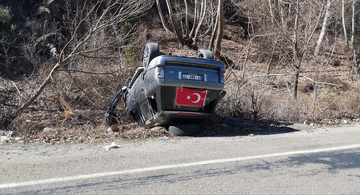 Adana'nın Saimbeyli ilçesinde takla atan cipteki 1'i çocuk 6 kişi yaralandı.