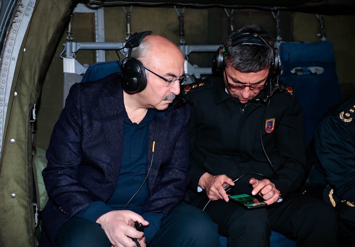 Adana Valisi Yavuz Selim Köşger (solda), polis ve jandarma ekiplerinin kontrol noktalarındaki...