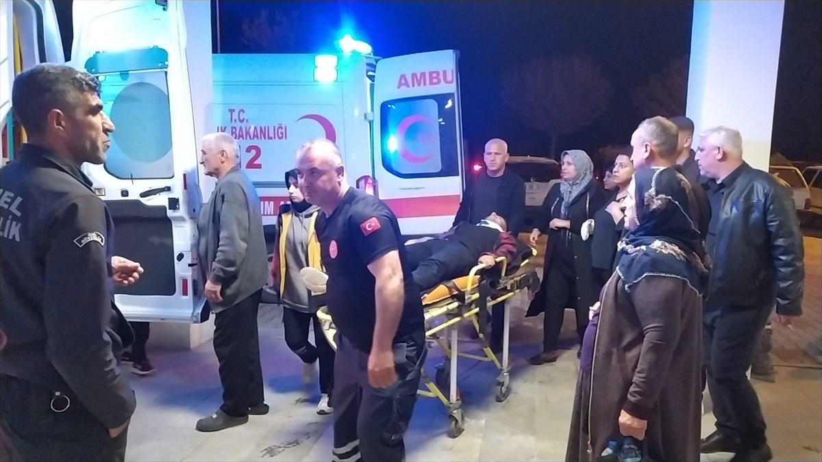 Adıyaman'ın Besni ilçesinde iki otomobilin çarpışması sonucu 11 kişi yaralandı.