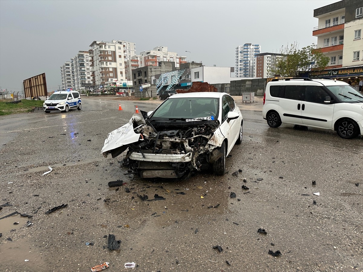 Adıyaman'ın Kahta ilçesinde 2 aracın çarpışması sonucu 3 kişi yaralandı.