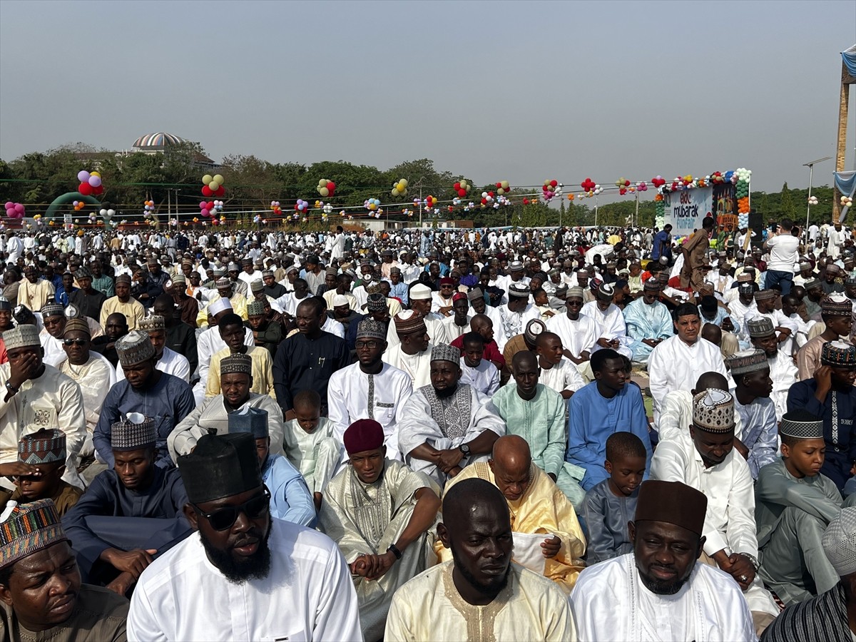 Afrika'nın en fazla Müslüman nüfusa sahip ülkesi Nijerya'da Müslümanlar, Ramazan Bayramı'nı eda...