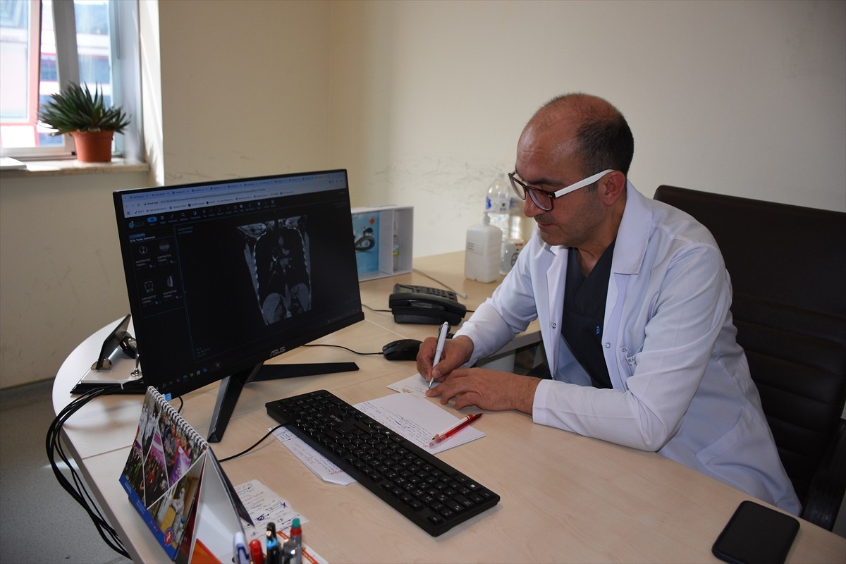 Afyonkarahisar'da bir kişinin iki dudağının arasında tuttuğu sırada yutunca akciğerine kaçan 12...