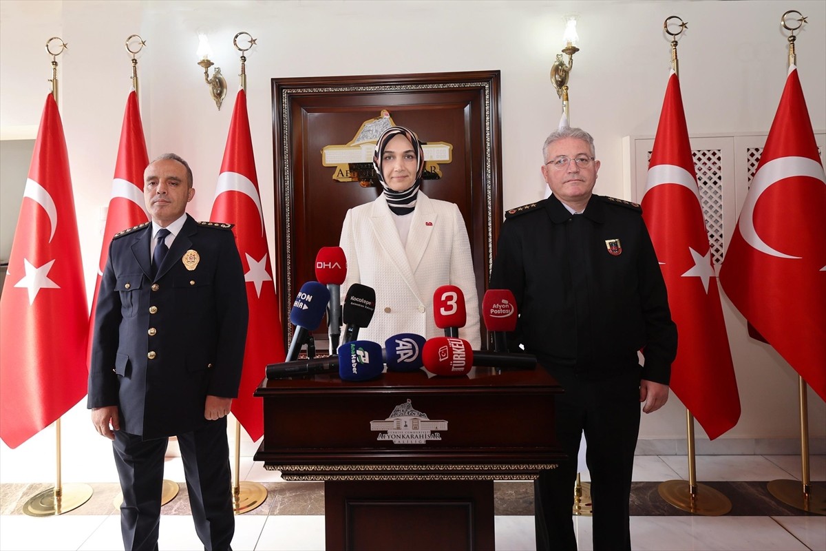 Afyonkarahisar'da düzenlenen tefecilik operasyonunda gözaltına alınan 9 şüpheliden 4'ü tutuklandı....