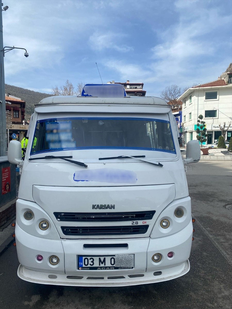 Afyonkarahisar'da ikiz plaka kullandığı belirlenen minibüs sürücüsüne 55 bin 569 lira ceza...