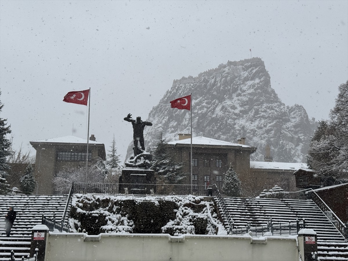 Afyonkarahisar'da kar yağışı etkisini gösterdi. Kentte, gece saatlerinde başlayan kar, cadde ve...