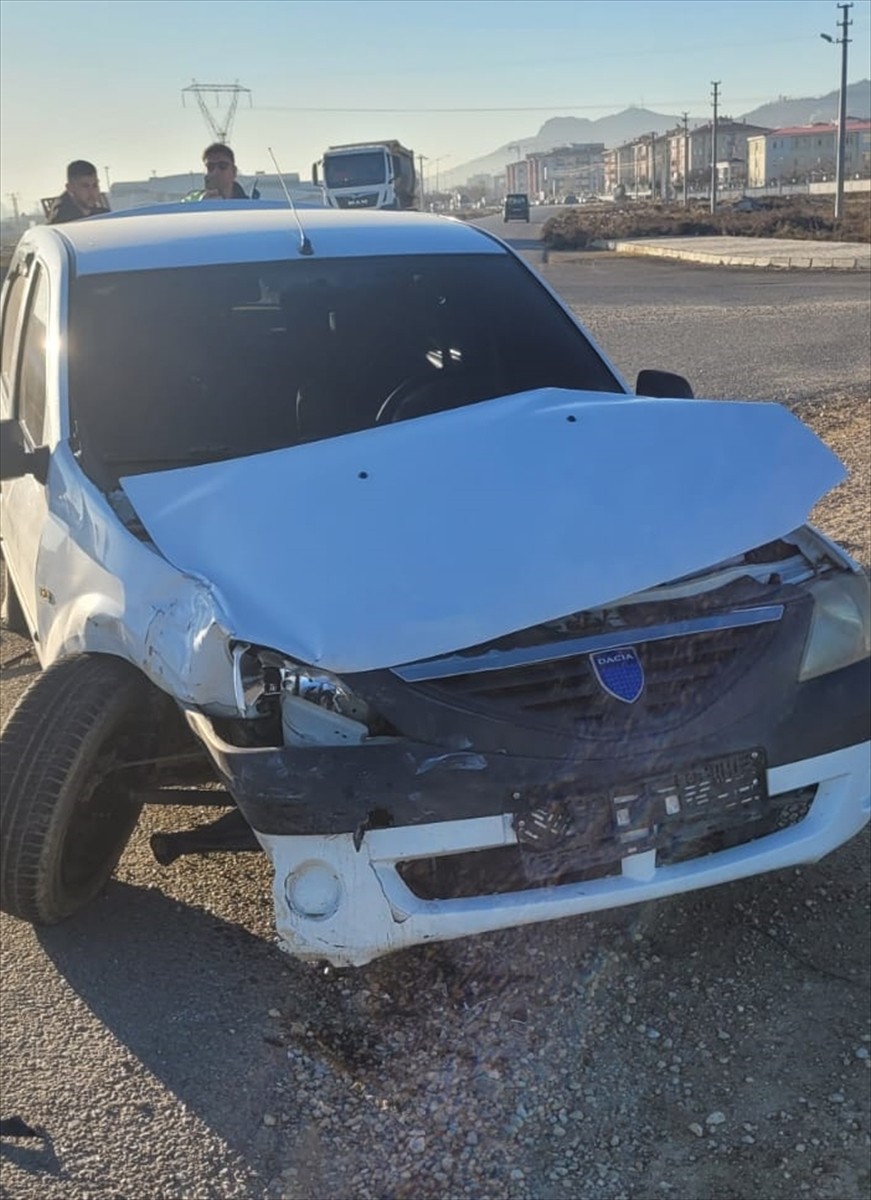 Afyonkarahisar'da yüksek hızlı tren şantiyesinde çalışan işçileri taşıyan servis minibüsü ile...