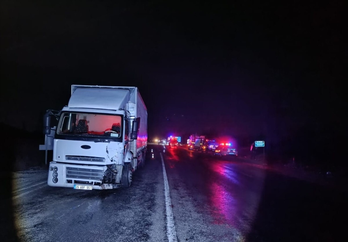 Afyonkarahisar'ın Çay ilçesinde otomobil ile kamyonun çarpışması sonucu 1 kişi hayatını...