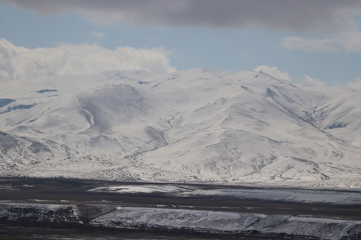 Ağrı'da kar yağışı ve soğuk hava etkili oldu. Yüksek rakımlı bölgelerde etkili olan kar yağışı...