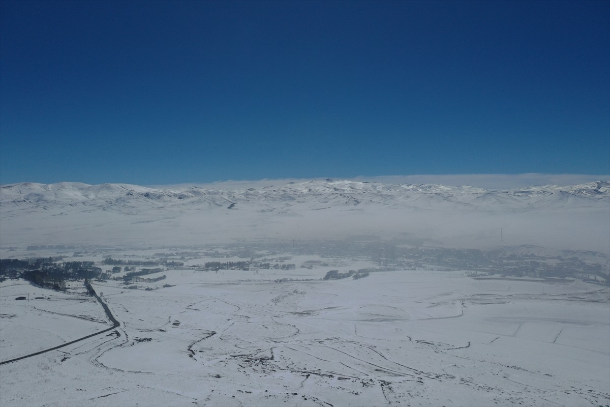 Ağrı'da kent merkezi ve Taşlıçay ilçesinin bazı noktaları sisle kaplandı. Ağaçların kırağıyla...