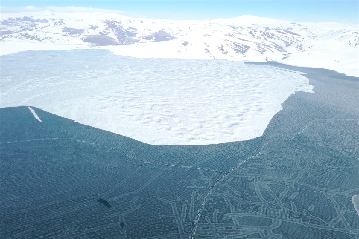 Ağrı'da kış aylarında soğuk hava nedeniyle buzla kaplanan Yazıcı Barajı'nın yüzeyi çözülmeye...