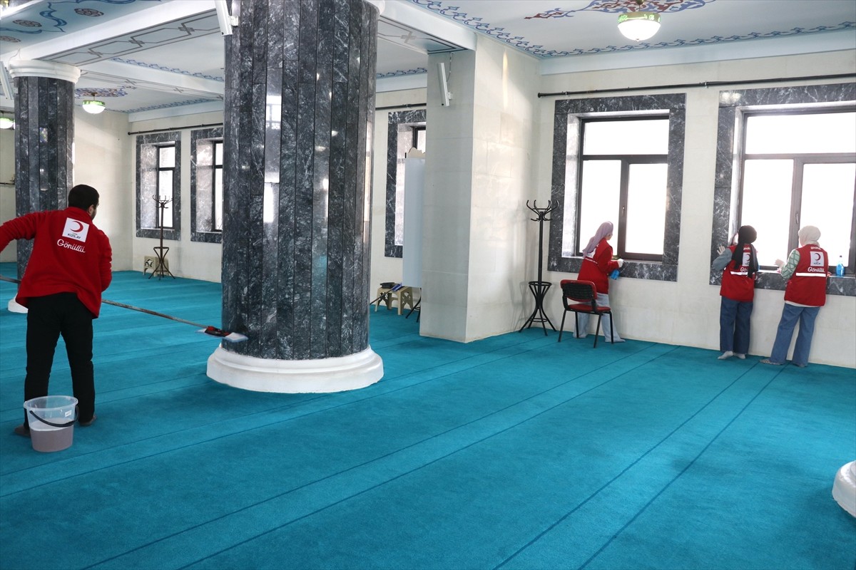 Ağrı'da ramazan maneviyatının yaşandığı camiler, Türk Kızılay gönüllülerince temizleniyor. Kentte...