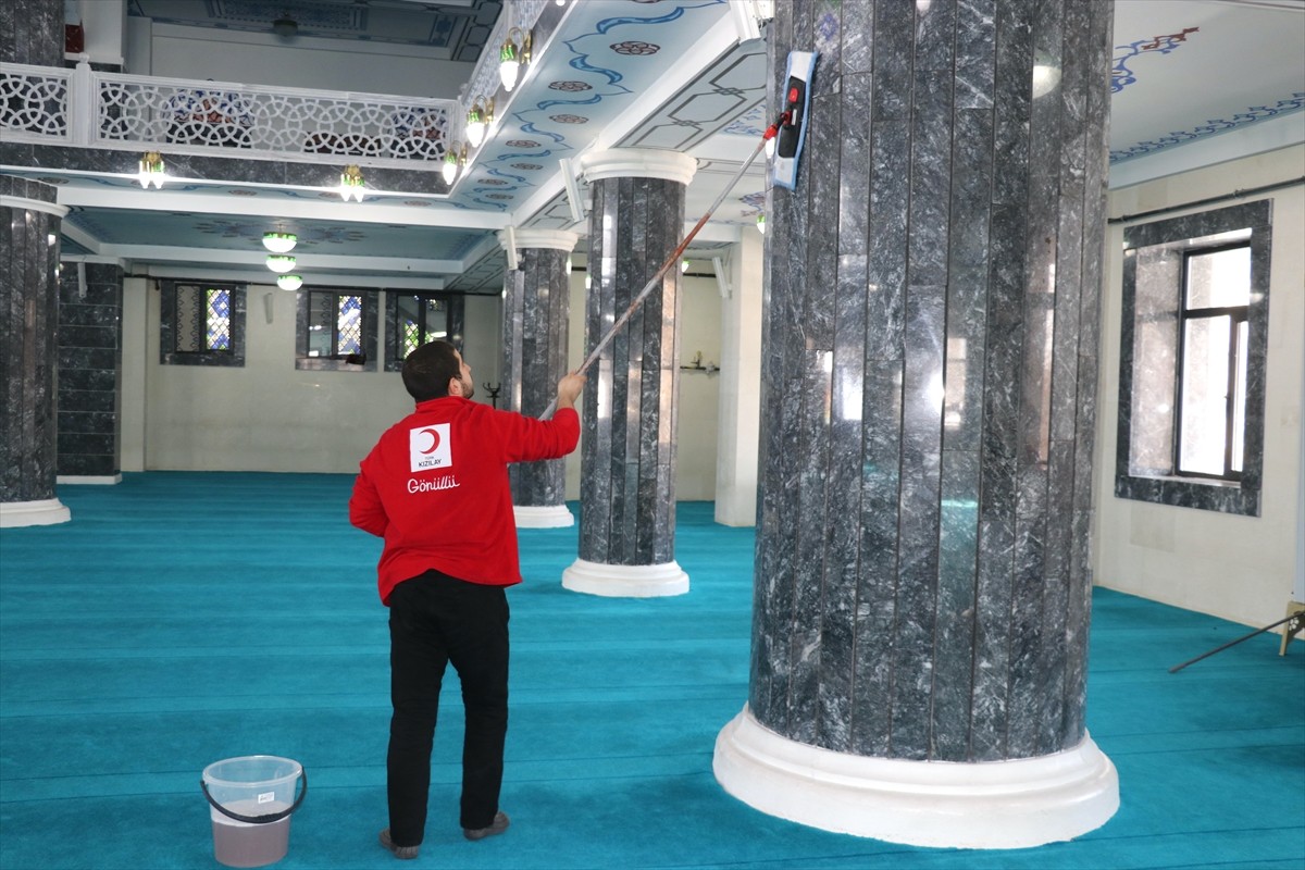 Ağrı'da ramazan maneviyatının yaşandığı camiler, Türk Kızılay gönüllülerince temizleniyor. Kentte...
