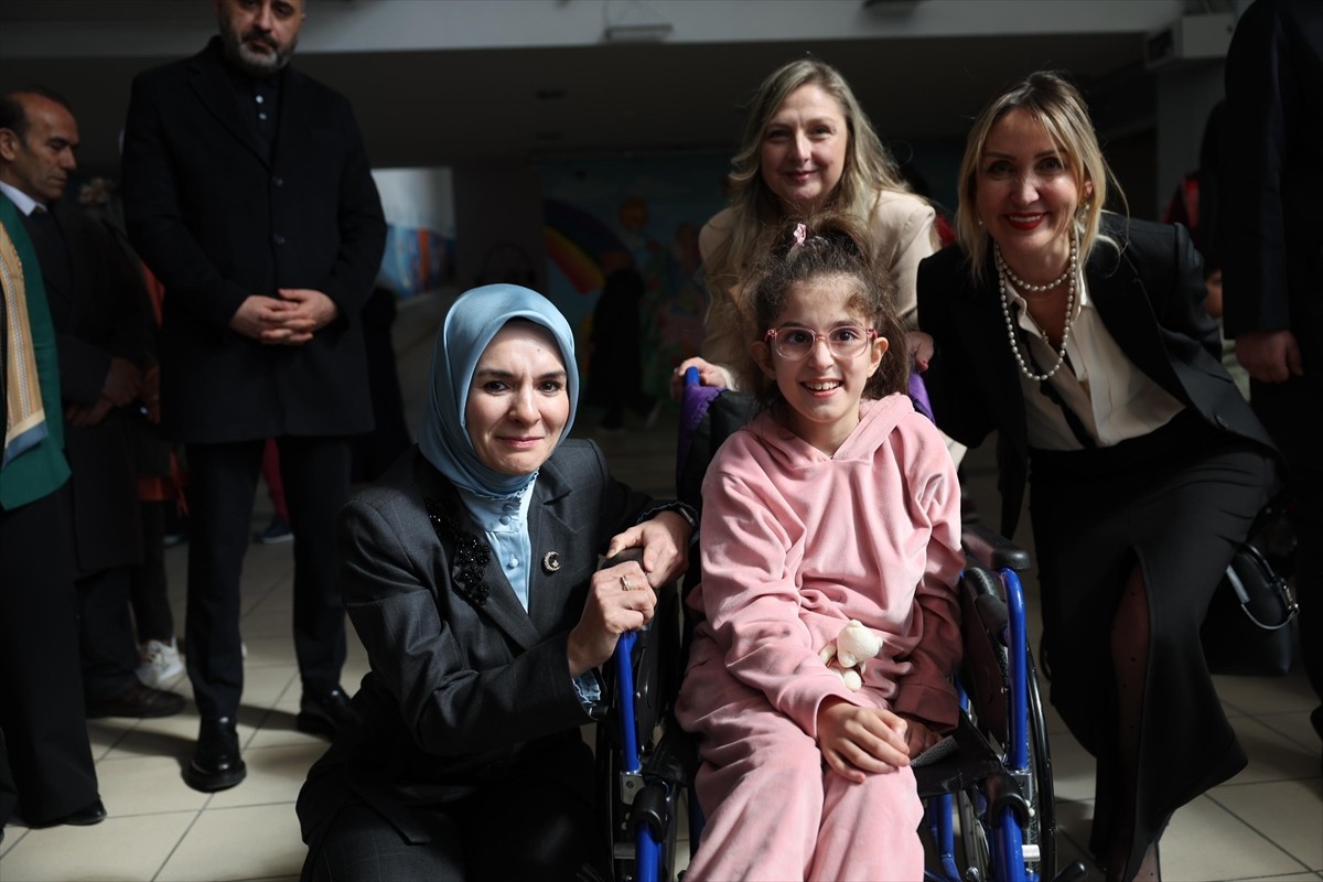 Aile ve Sosyal Hizmetler Bakanı Mahinur Özdemir Göktaş, Ankara'da özel eğitim veren bir okulu...