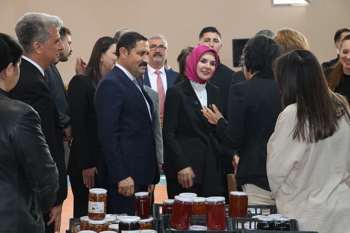 Aile ve Sosyal Hizmetler Bakanı Mahinur Özdemir Göktaş, Hatay'ın Belen ilçesindeki Hayat Hatay...