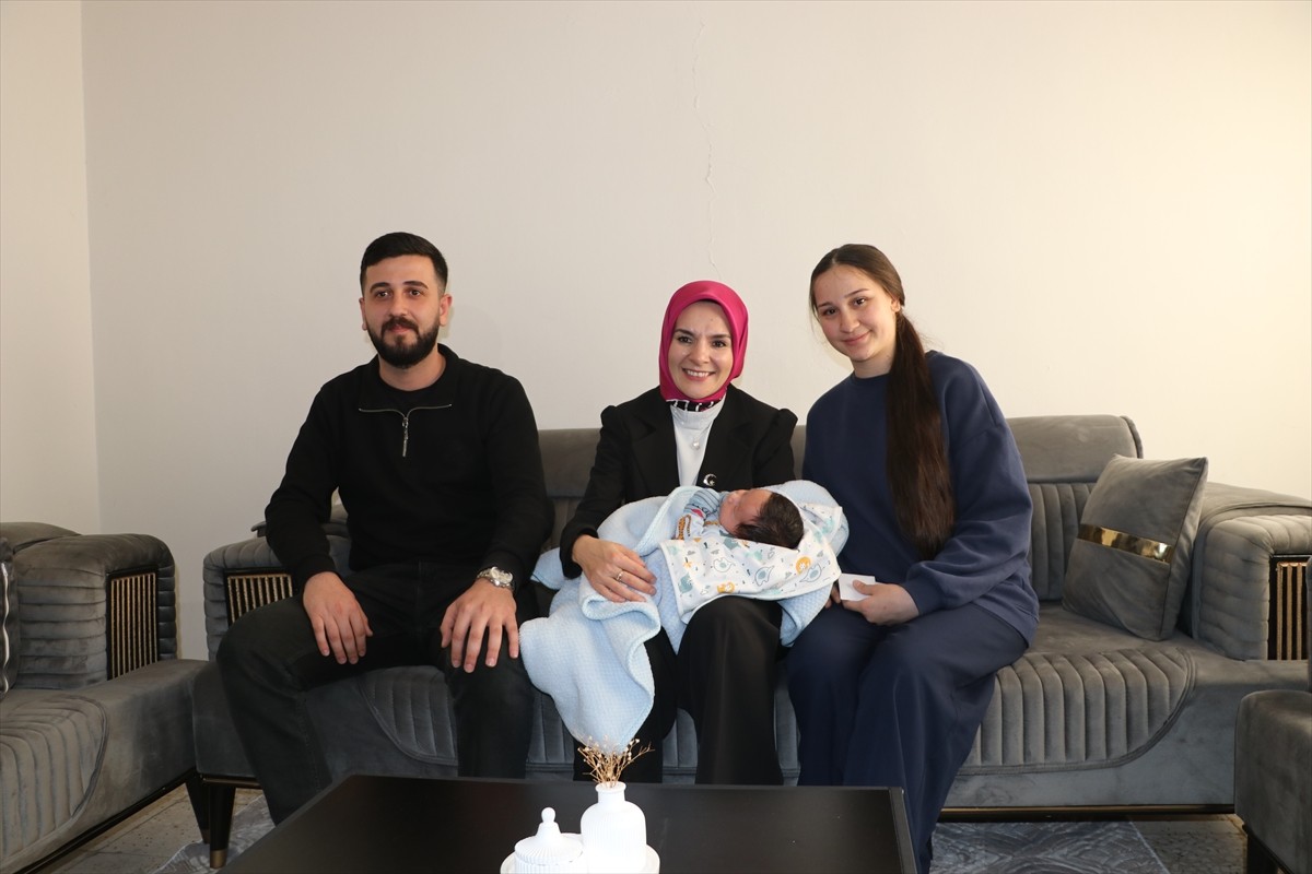 Aile ve Sosyal Hizmetler Bakanı Mahinur Özdemir Göktaş (ortada), Aile ve Gençlik Fonu'ndan...