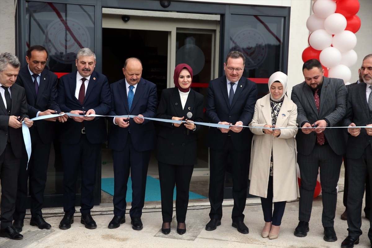 Aile ve Sosyal Hizmetler Bakanı Mahinur Özdemir Göktaş (sol 5), çeşitli ziyaretlerde bulunmak...