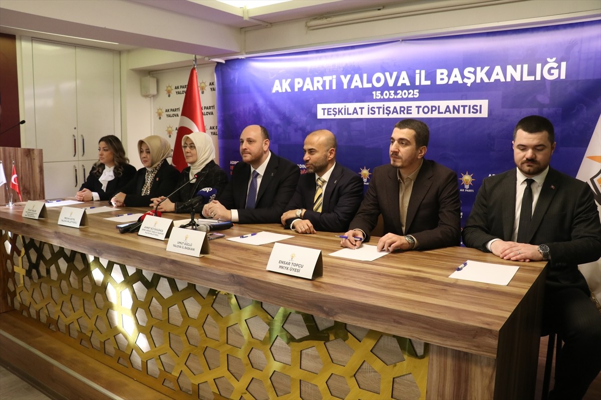 AK Parti Genel Başkan Yardımcısı Ahmet Büyükgümüş, partisinin Yalova İl Başkanlığını ziyaret etti....