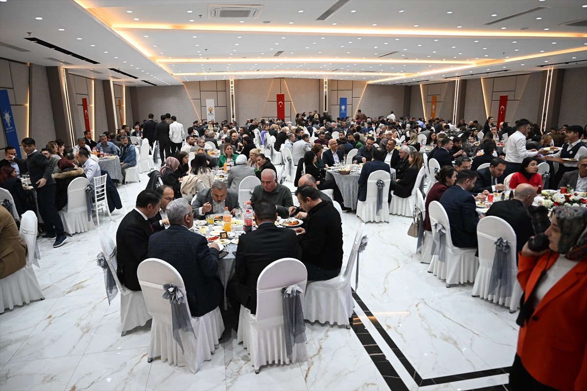 AK Parti Genel Başkan Yardımcısı Halit Yerebakan, Adana'da düzenlenen iftar programında sağlık...