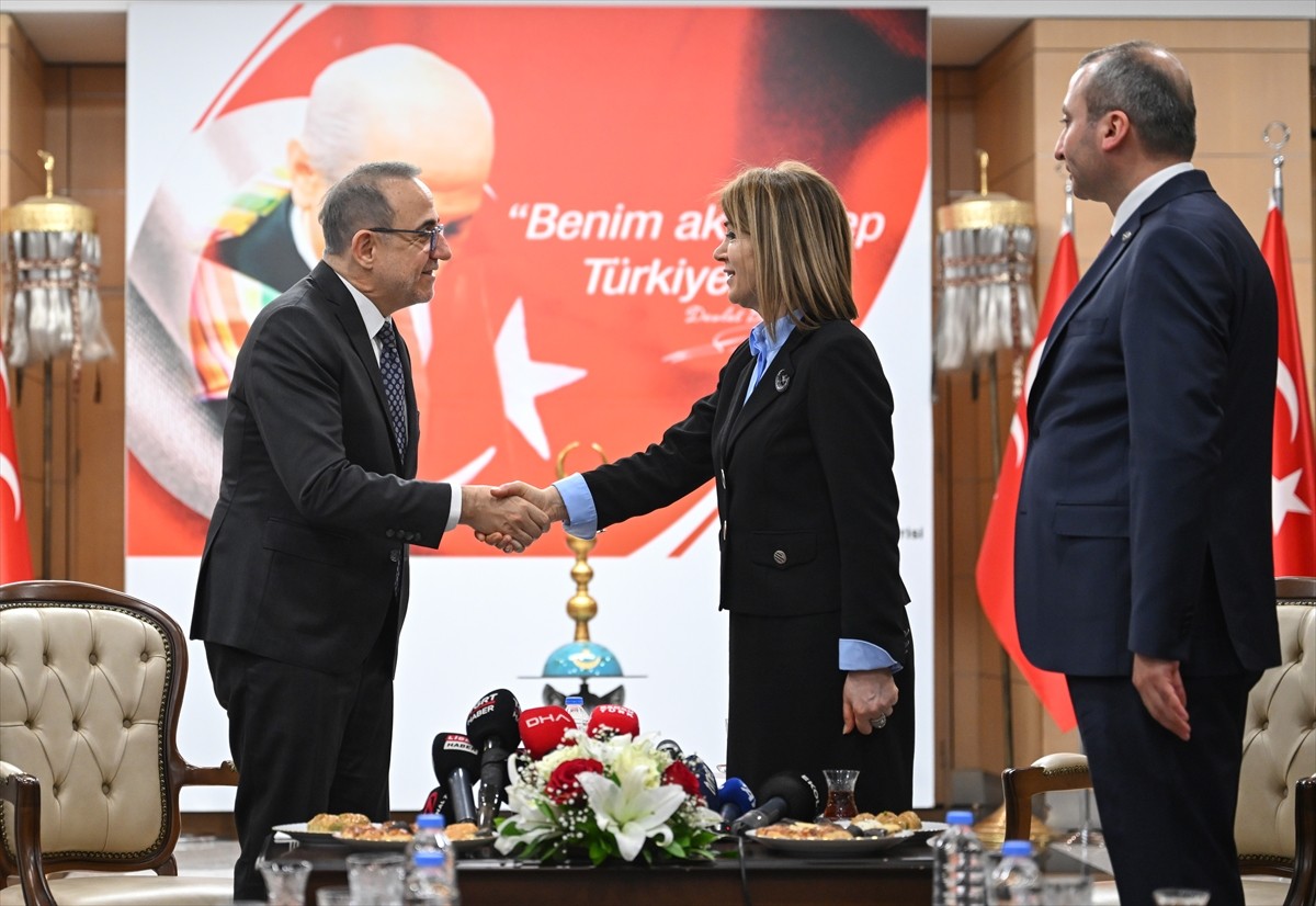 AK Parti heyeti, Ramazan Bayramı dolayısıyla MHP'ye ziyarette bulundu. MHP Genel Merkezi'ni...