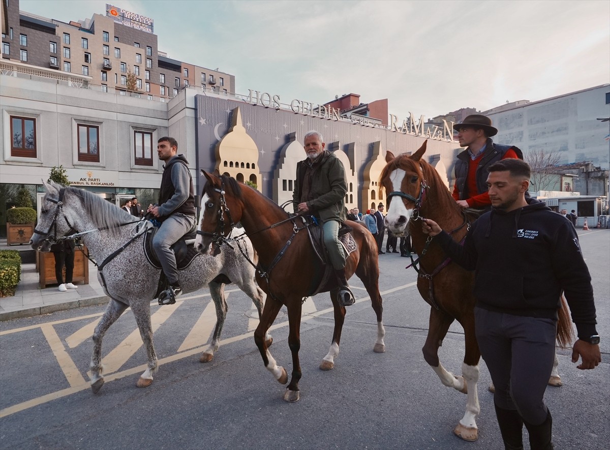 AK Parti İstanbul İl Başkanlığı, hac ibadetini yerine getirebilmek için at sırtında yolculuk yapan...