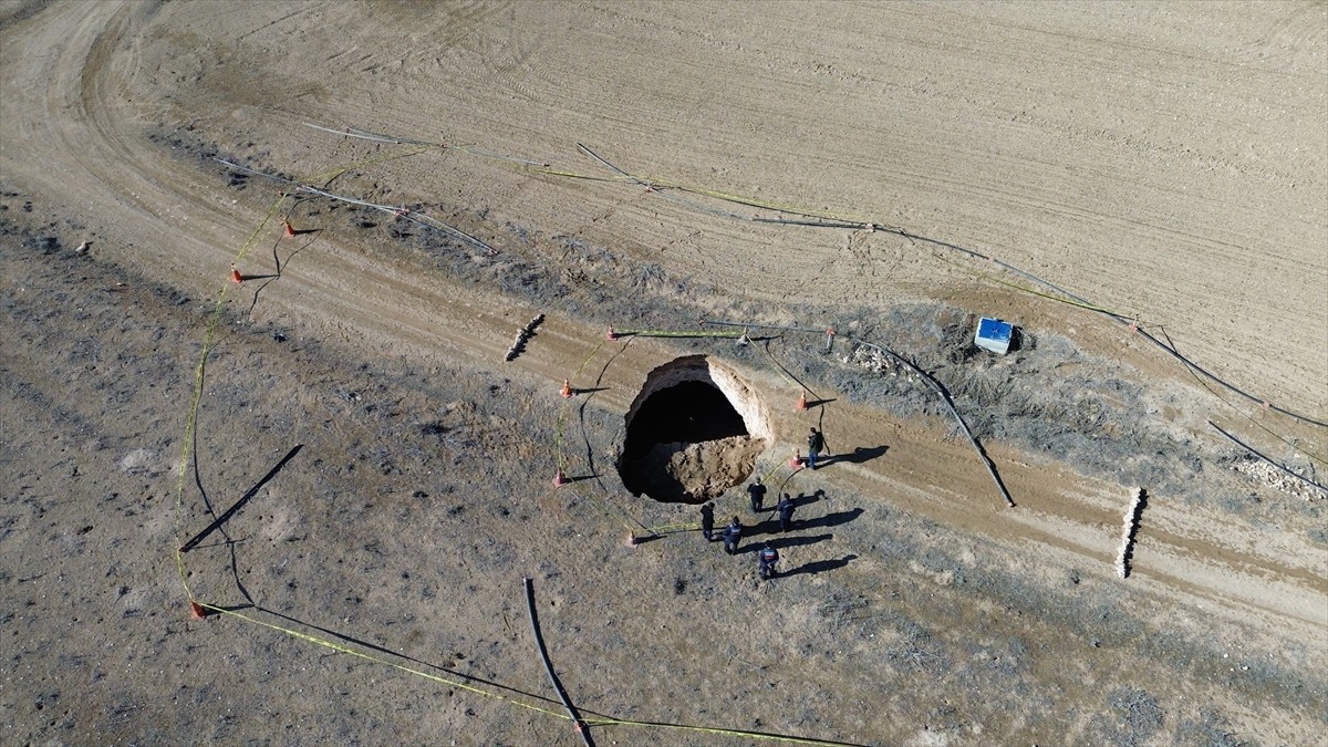 Aksaray'ın Eskil ilçesinde yaklaşık 5 metre çapında ve 15 metre derinliğinde obruk oluştu.