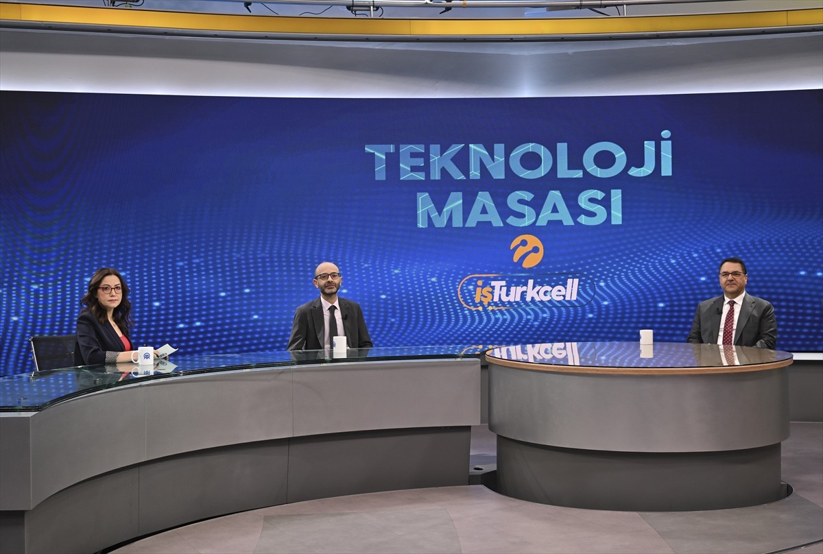Altınay Teknoloji Grubu Yönetim Kurulu Başkanı Hakan Altınay (sağda), Turkcell'in katkılarıyla...