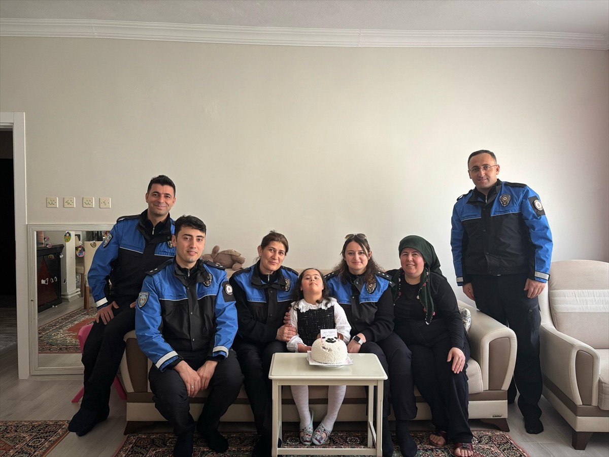 Amasya'da, 6 yaşındaki down sendromlu Defne Demiryarar'a polisler doğum günü sürprizi yaptı.