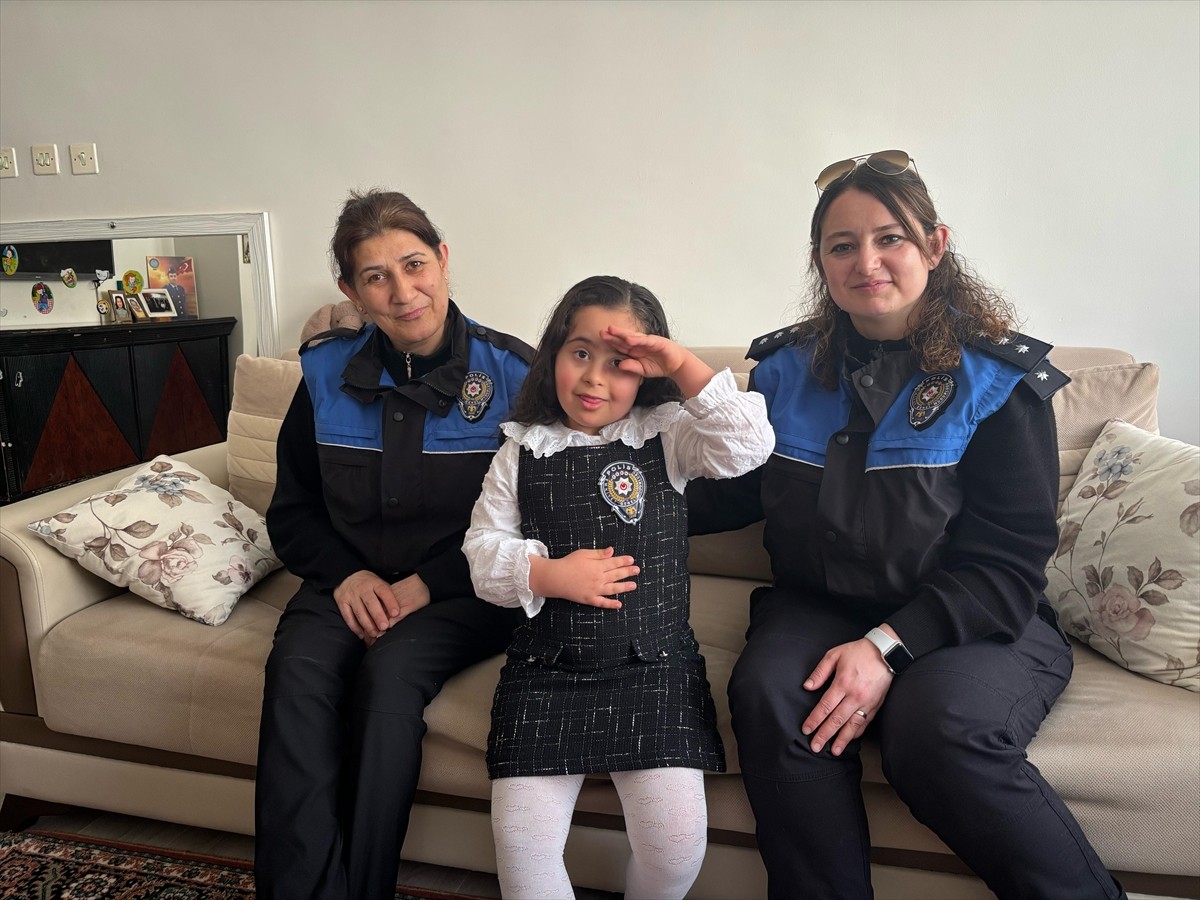 Amasya'da, 6 yaşındaki down sendromlu Defne Demiryarar'a polisler doğum günü sürprizi yaptı.