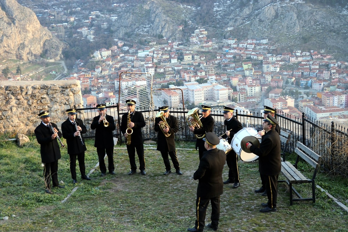 Amasya'da iftar ve sahur saatlerinde tarihi Harşena Kalesi'ne çıkarak konser veren belediye...