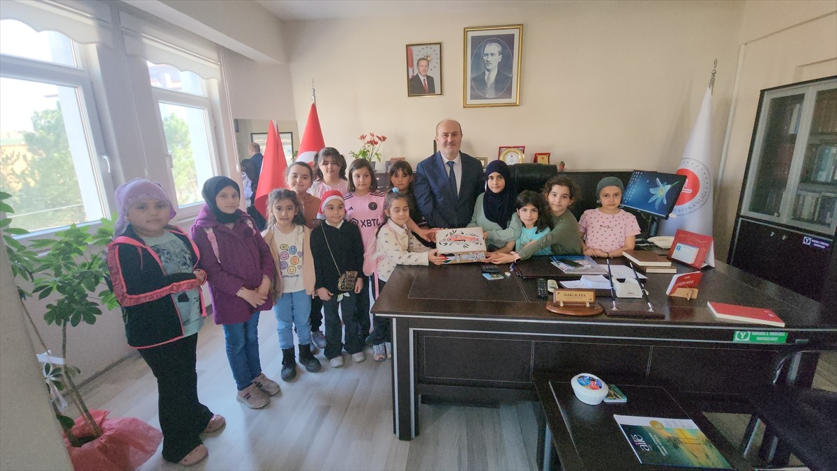 Amasya'nın Suluova ilçesinde 7-10 yaş Kur'an kursu öğrencileri, kumbaralarında biriktirdikleri...