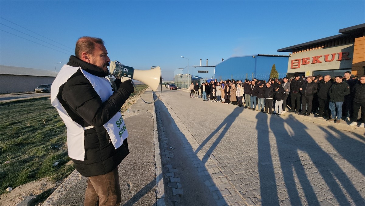 Amasya'nın Suluova ilçesinde et ürünleri fabrikasında çalışan işçiler, toplu iş sözleşmesi...