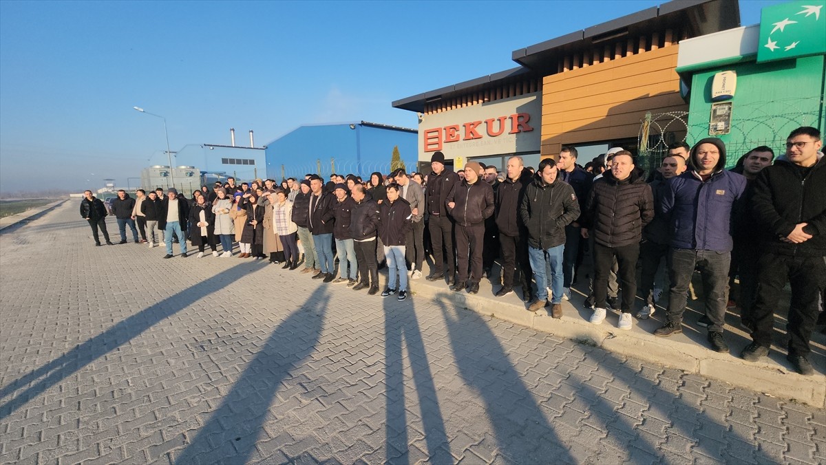 Amasya'nın Suluova ilçesinde et ürünleri fabrikasında çalışan işçiler, toplu iş sözleşmesi...