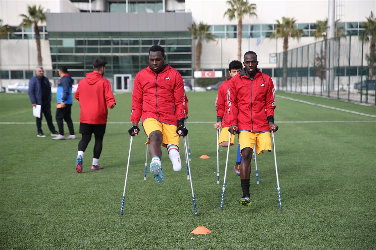 Ampute Futbol Süper Ligi'nde mücadele eden Şanlıurfa ekibi DEPSAŞ Enerji'nin takım kaptanı Kenyalı...