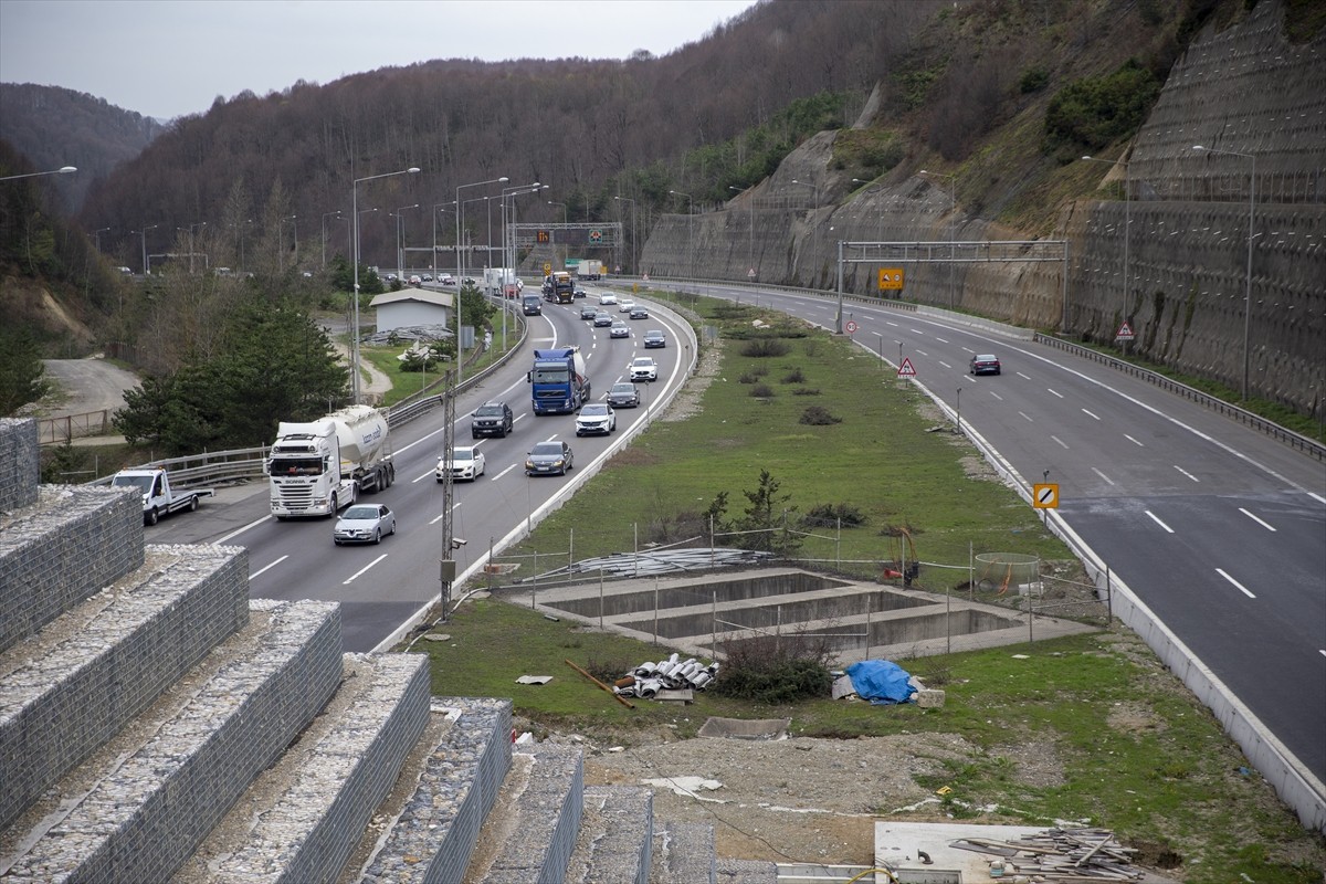 Anadolu Otoyolu'nun Bolu Dağı kesiminde, Ramazan Bayramı tatili dolayısıyla bazı sürücülerin yola...