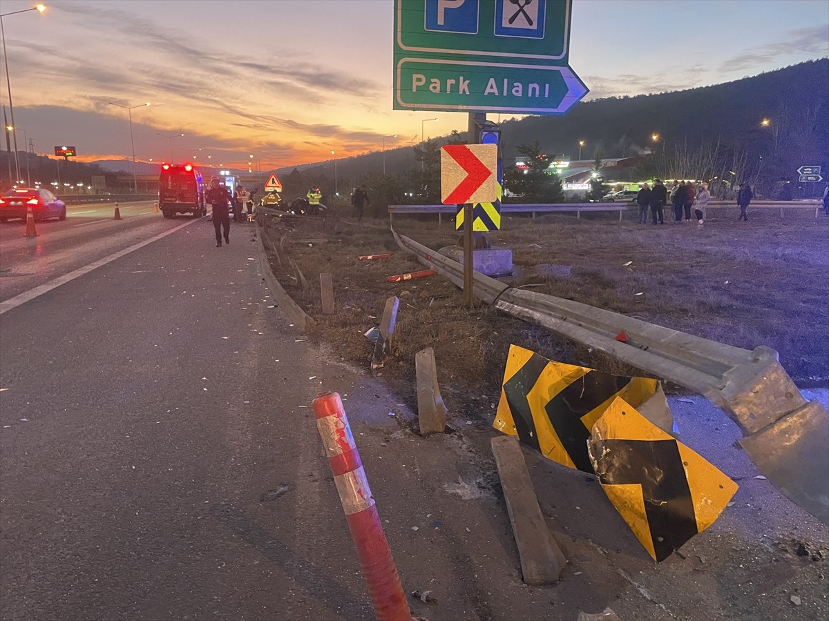 Anadolu Otoyolu'nun Bolu kesiminde bariyere çarpan otomobildeki iki kişi hayatını kaybetti, bir...