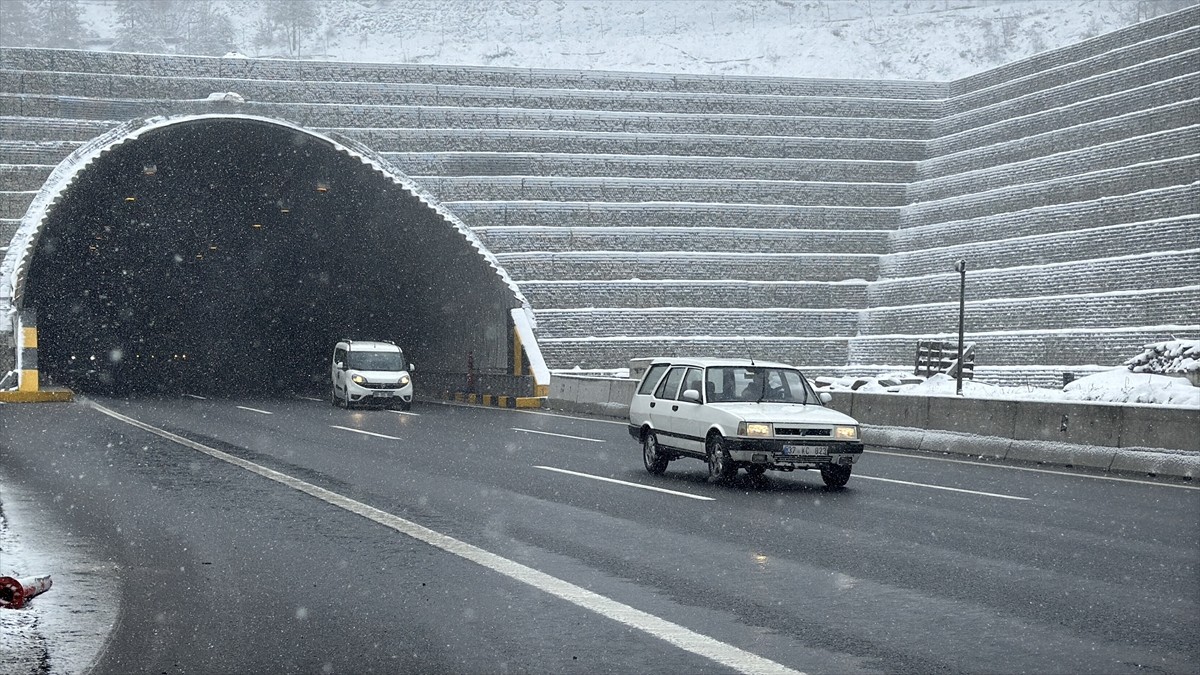 Anadolu Otoyolu ve D-100 kara yolunun Bolu Dağı kesiminde kar ve sis etkisini gösterdi.