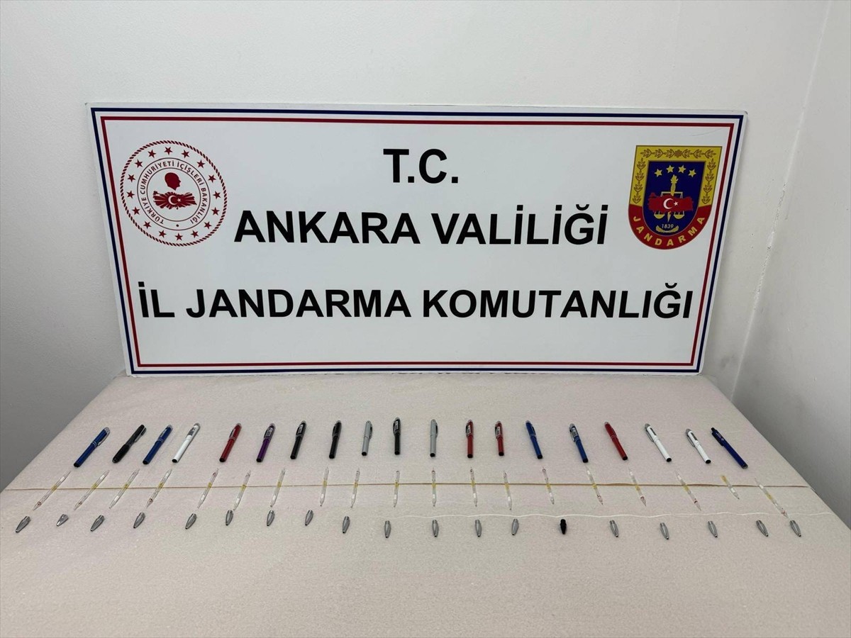 Ankara'da kalem içine gizlenmiş piyasa değeri yaklaşık 6 milyon lira olan 19 tüp kobra zehri ele...