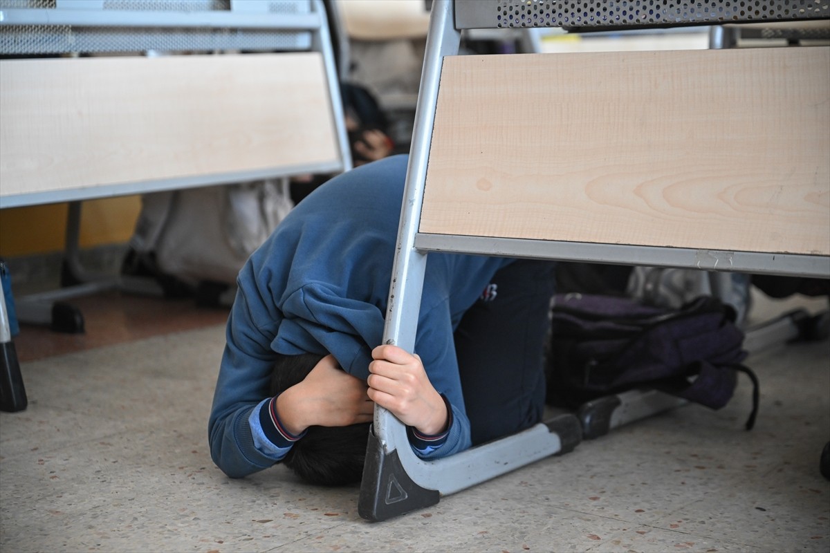 Ankara'da, Milli Eğitim Bakanlığına (MEB) bağlı resmi ve özel kurumlarda eş zamanlı deprem...