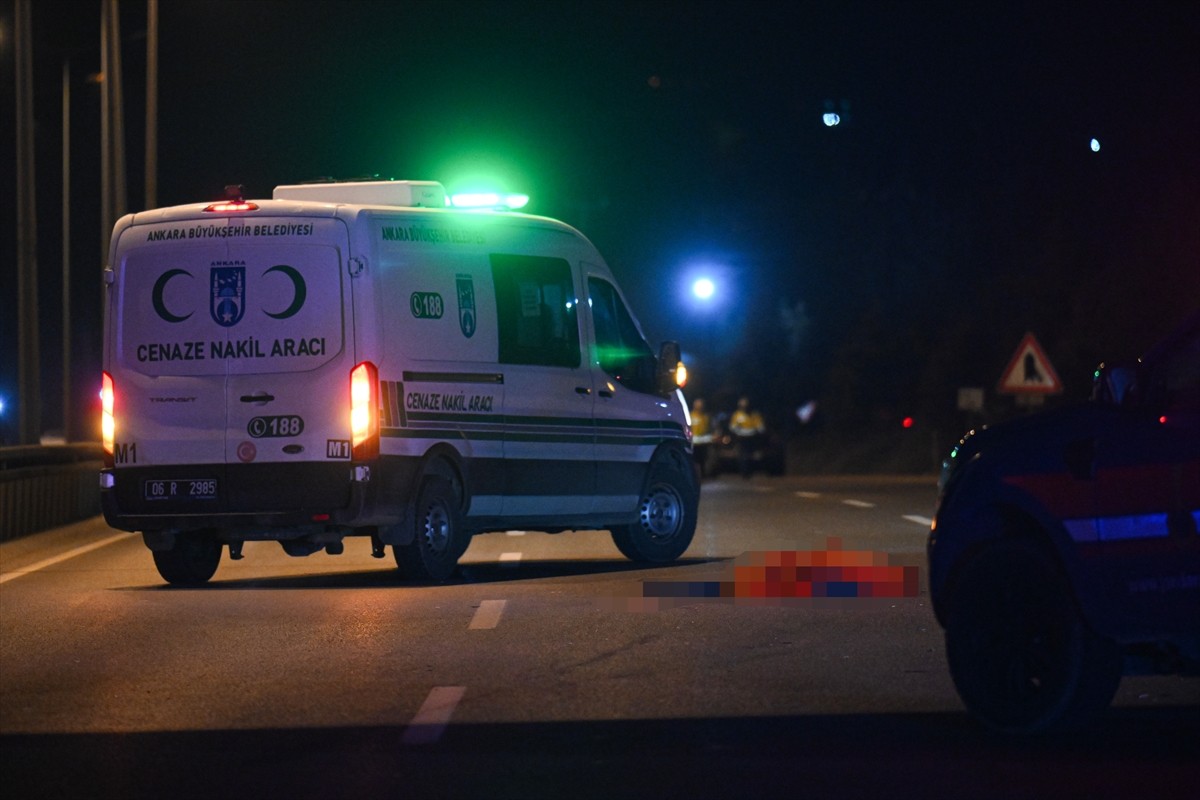 Ankara'da otomobilin çarptığı yaya olay yerinde yaşamını yitirdi.  Çevredekilerin ihbarı üzerine...