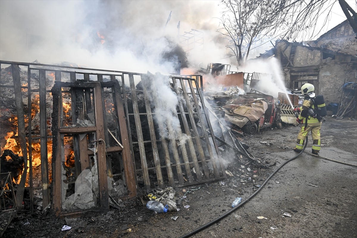 Ankara'nın Altındağ ilçesindeki bir sokakta, çöplükte çıkan ve ardından binalara sıçrayan yangın...