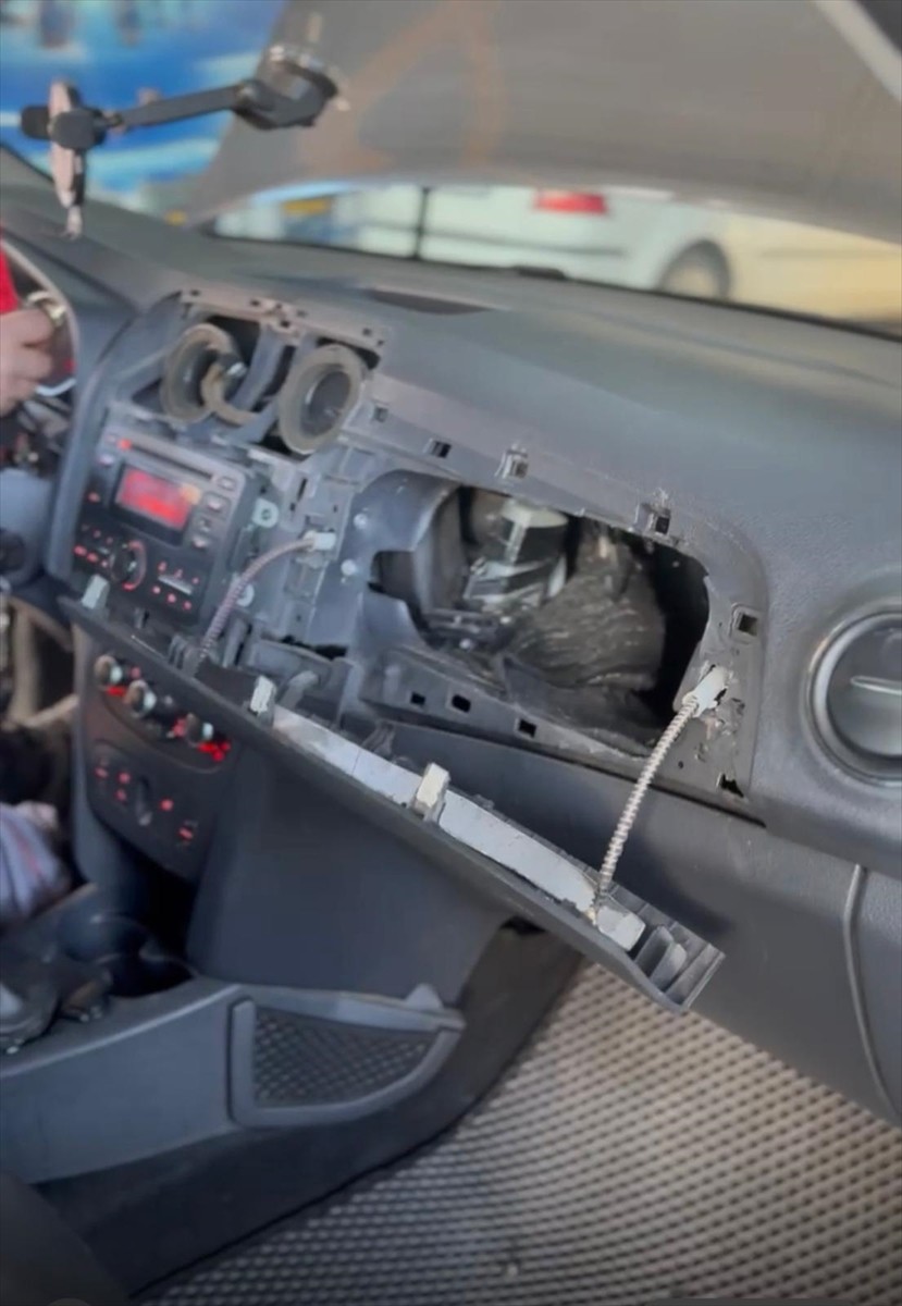 Ankara'nın Kahramankazan ilçesinde bir aracın hava yastığı bölümünde 8 kilo 360 gram kokain ele...