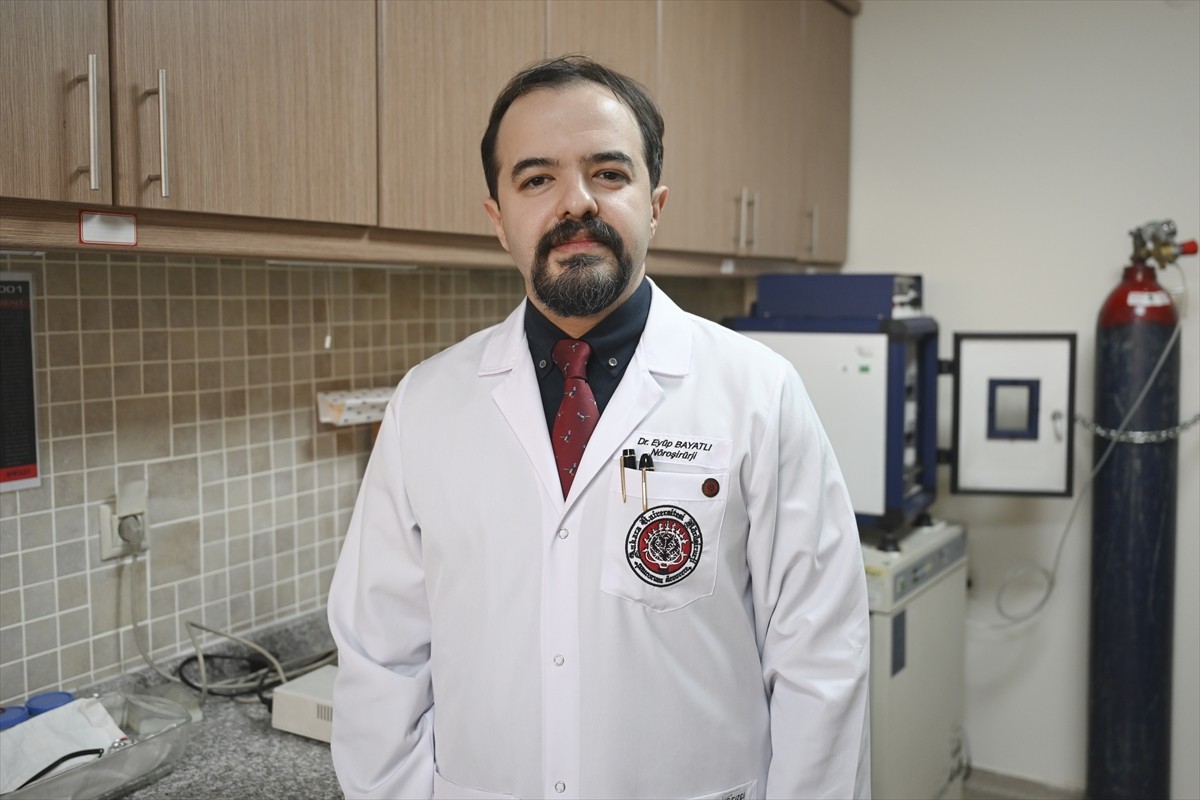 Ankara Üniversitesi (AÜ) Tıp Fakültesi Beyin ve Sinir Cerrahisi Kliniğinden Dr. Öğretim Üyesi Eyüp...