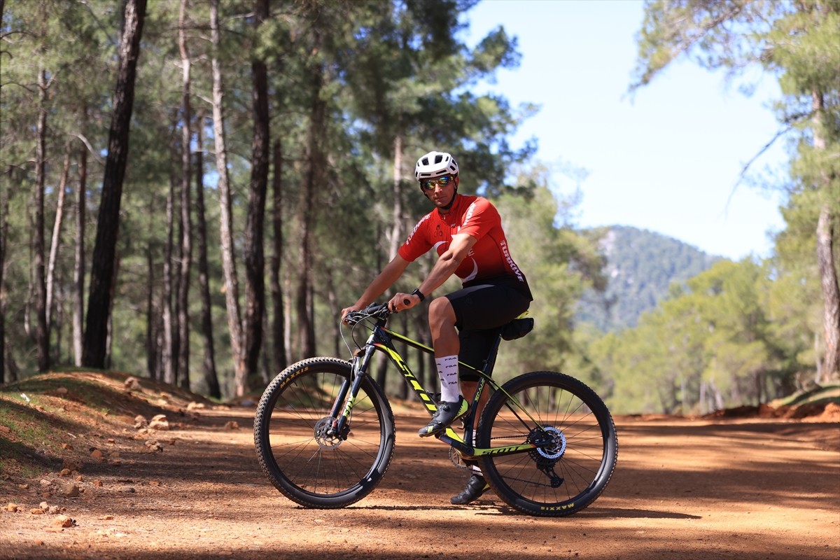 Antalya'da bisiklet sürerek ve sağlıklı beslenmeyle 60 kilo zayıfladıktan sonra dağ bisikleti...