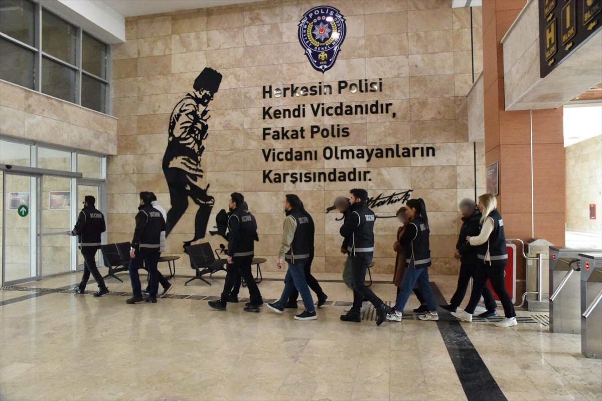 Antalya'da irtikap ve dolandırıcılık operasyonunda gözaltına alınan 8 şüpheliden 4'ü...