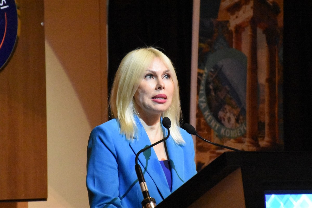 Antalya'da Kent Konseyi tarafından düzenlenen "21. Yüzyılda Antalya Çalıştayları" başladı.