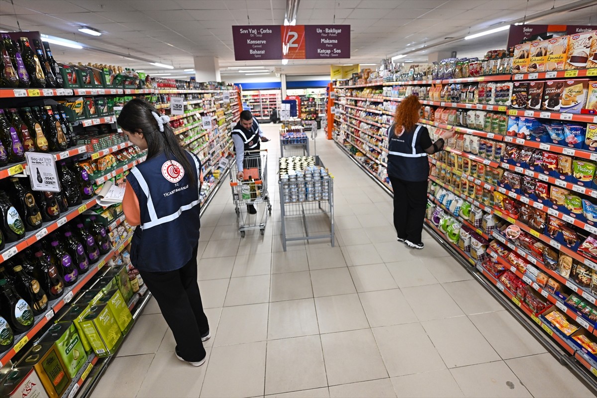 Antalya'da Ramazan Bayramı öncesinde marketlerde fiyat denetimi gerçekleştirildi. Ticaret İl...
