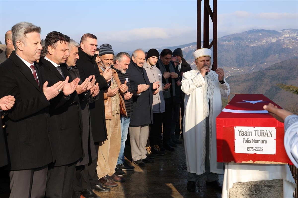 Antalya'da trafik kazasında hayatını kaybeden polis memuru Yasin Turan'ın cenazesi, Trabzon'da...